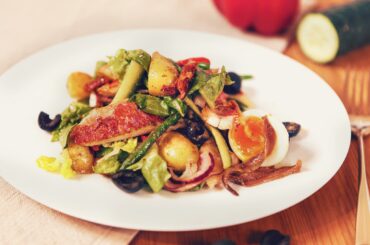 Niçoise salad with red mullet