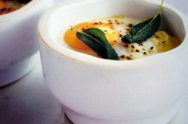 Baked Eggs with Creamy Leeks