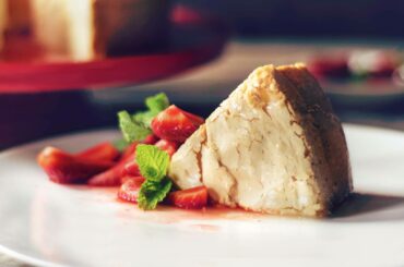 Angel food cake with fresh strawberries