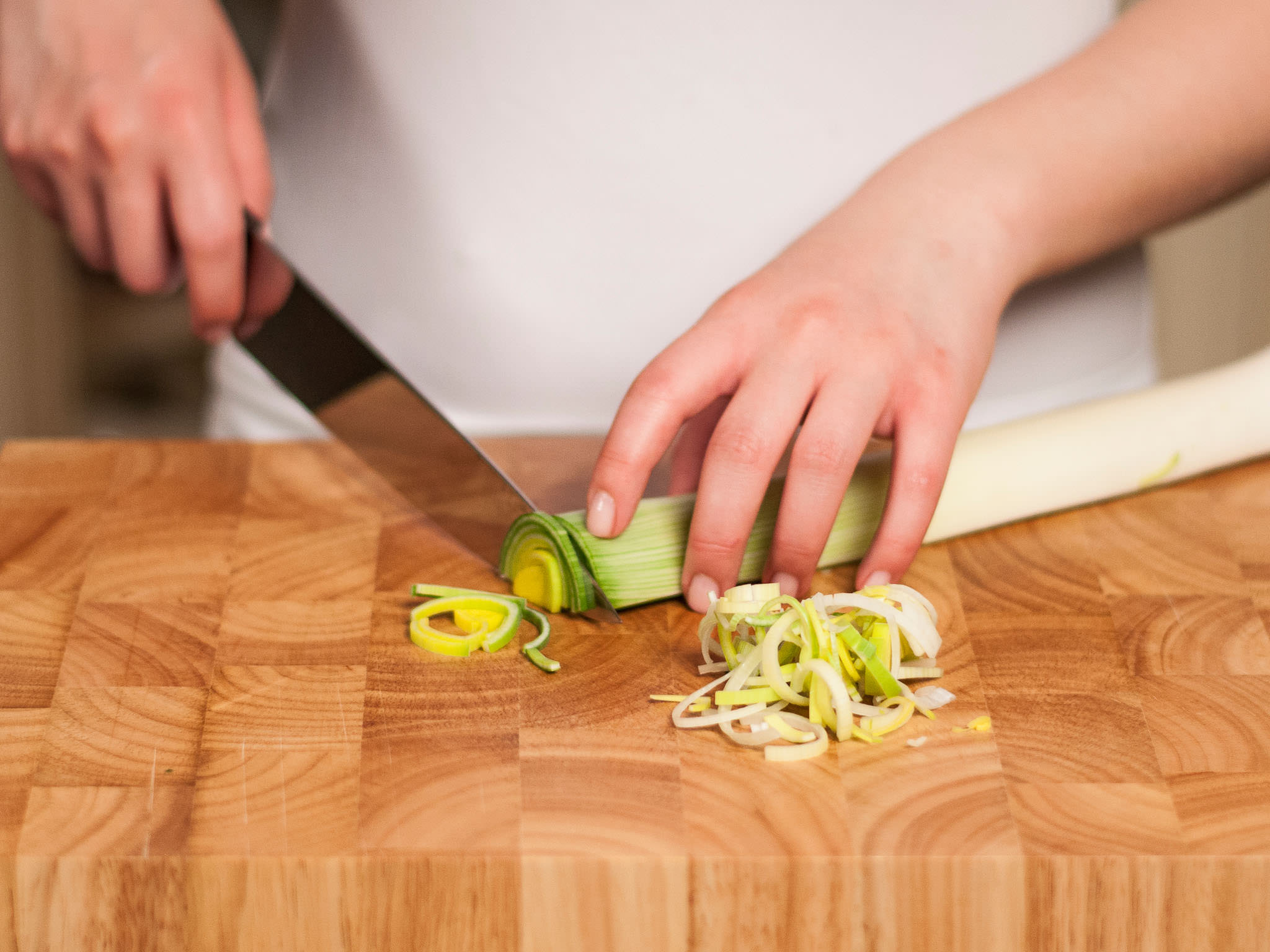 Baked penne with salmon and leeks