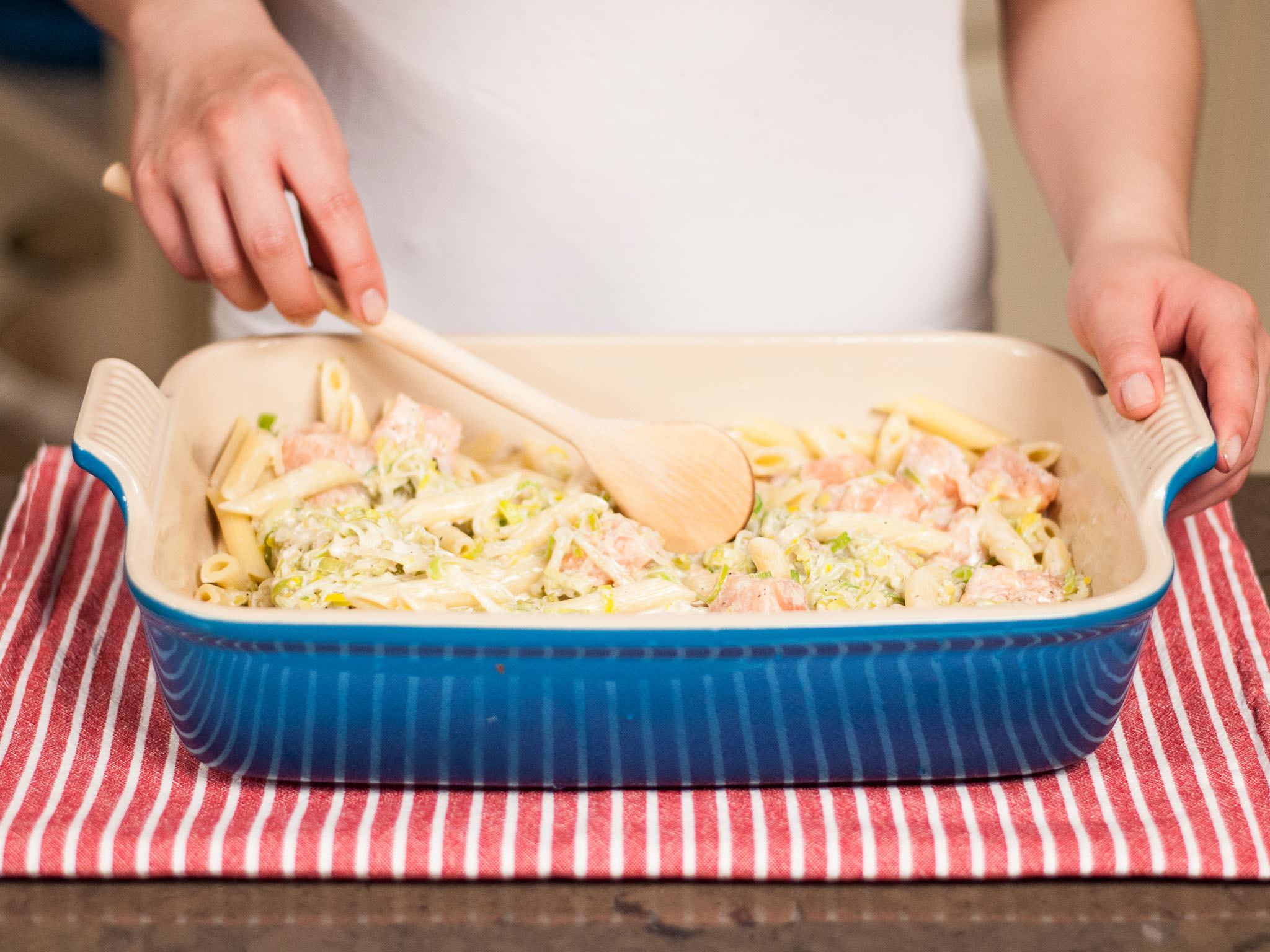 Baked penne with salmon and leeks