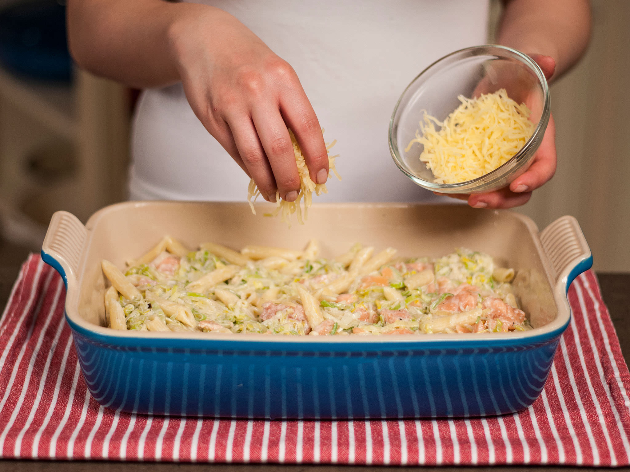 Baked penne with salmon and leeks