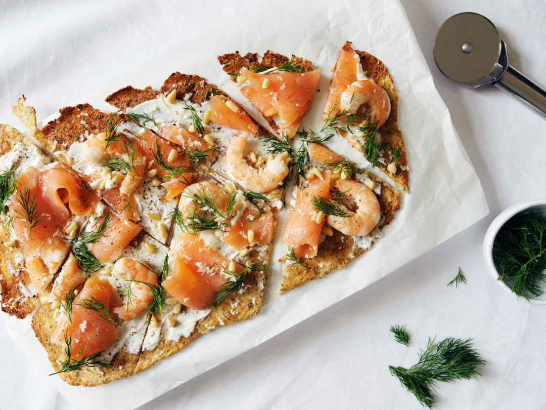 Cauliflower-crust-pizza-with-smoked-salmon-4
