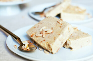 Cinnamon and almond ice cream