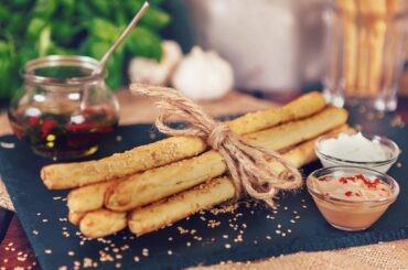 Crispy grissini with sesame