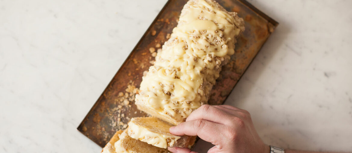 Eggnog crumb cake