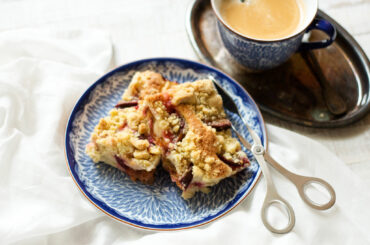 Fluffy plum streusel cake