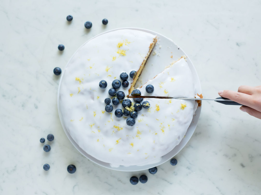 Fresh-lemon-cake-with-blueberries-6