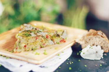 Frittata with young vegetables and goat cheese