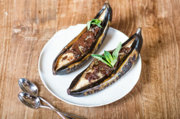 Grilled banana with chocolate