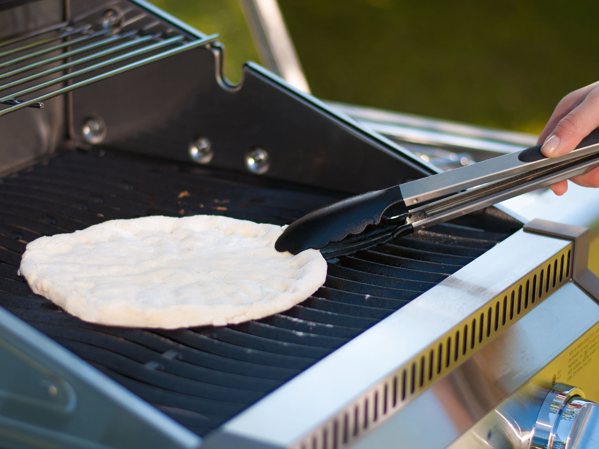 Grilled pizza with Bresaola