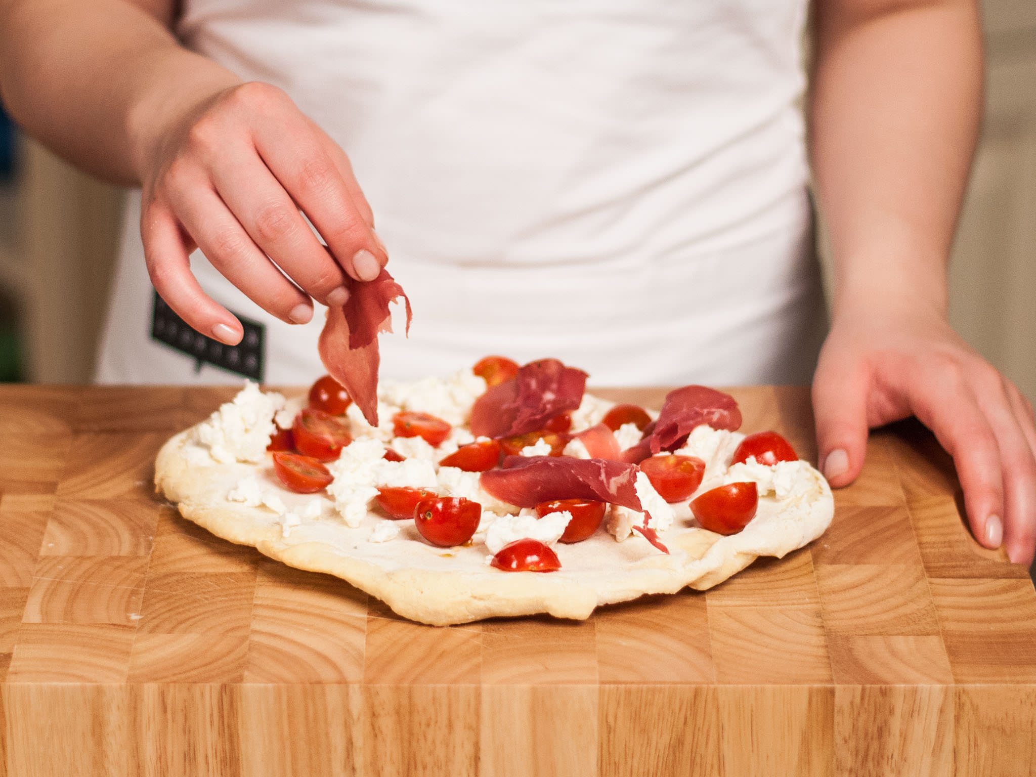 Grilled pizza with Bresaola