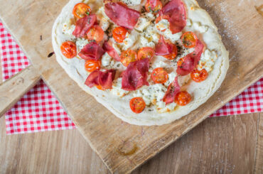 Grilled pizza with Bresaola