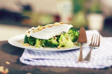 Halibut in thyme milk with broccoli