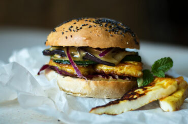 Halloumi burger with honey mustard sauce