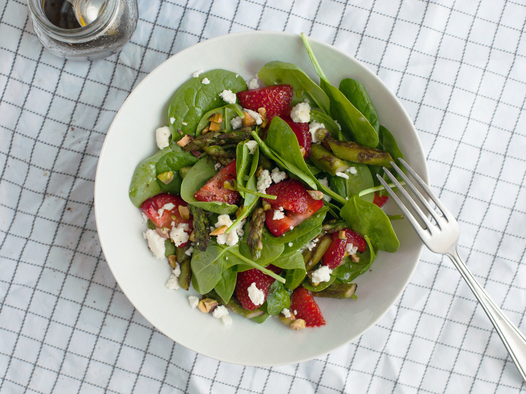 Light-strawberry-and-asparagus-salad-4