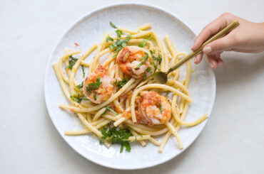 Macaroni with shrimp, tomato, and nectarine