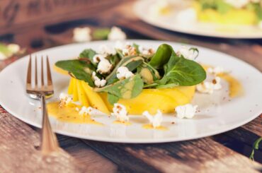 Mango salad with popcorn