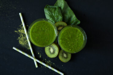 Matcha, spinach and kiwi smoothie
