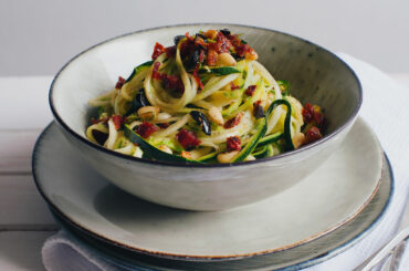 Mediterranean zucchini spaghetti with lemon sauce