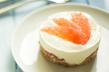 Mini cheesecakes with grapefruit