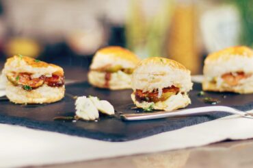 Puff pastry with blue cheese and figs