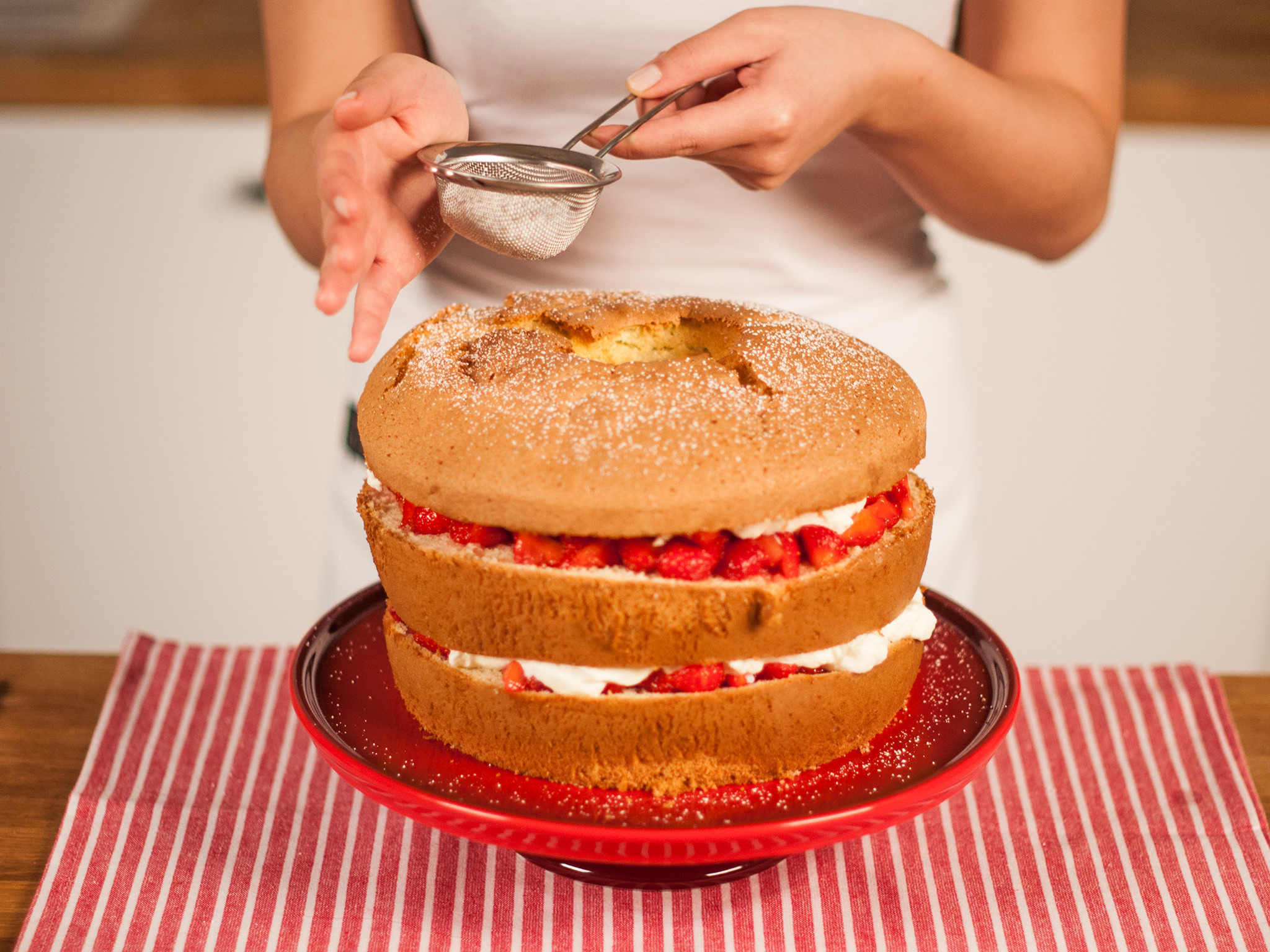 (RED) Chiffon cake with strawberries and cream