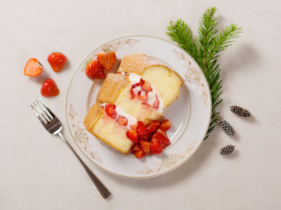 RED-Chiffon-cake-with-strawberries-and-cream-14