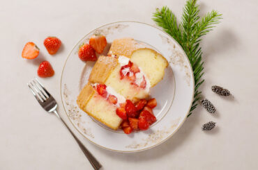 (RED) Chiffon cake with strawberries and cream