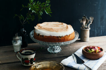 Rhubarb meringue cake