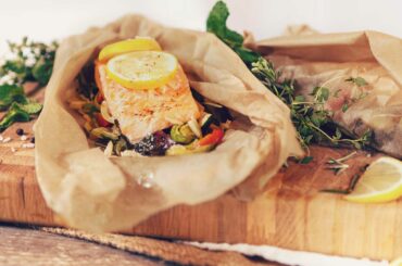 Salmon and vegetables in parchment