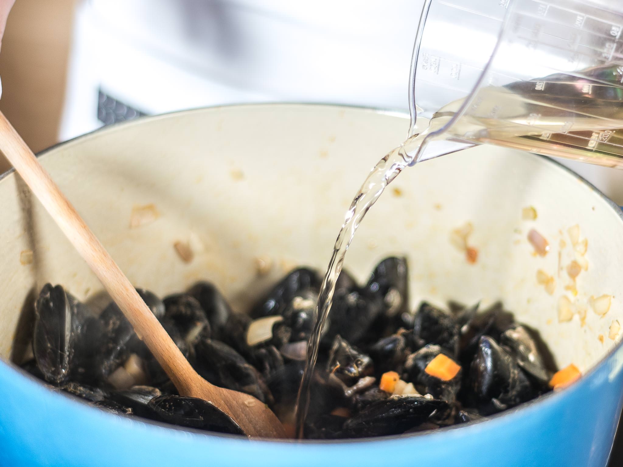 Steamed mussels with shrimp and garlic bread