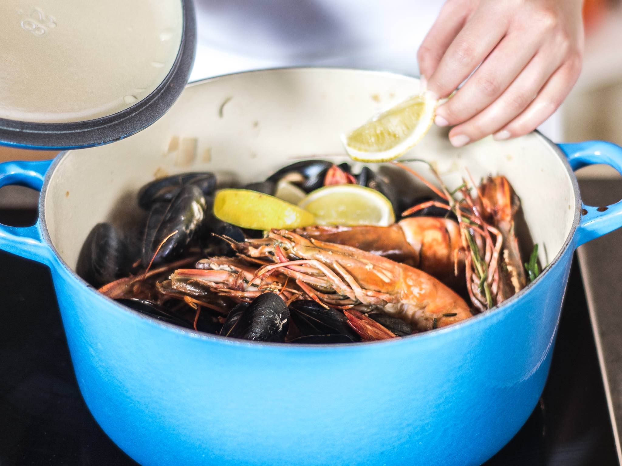 Steamed mussels with shrimp and garlic bread