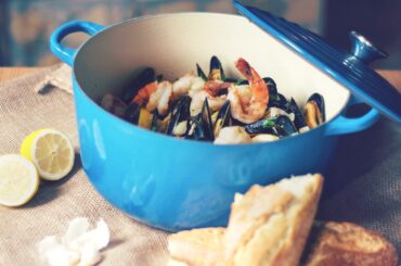 Steamed mussels with shrimp and garlic bread