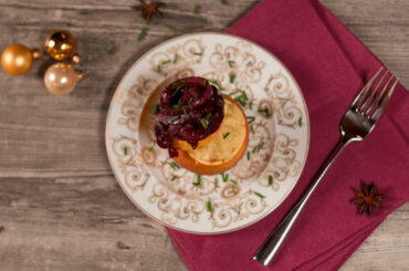 Stuffed baked apples with red onion chutney