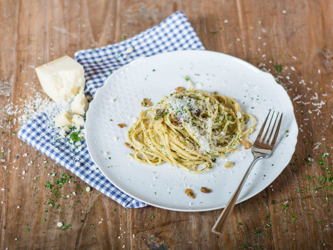 Traditional-garlic-and-olive-oil-pasta-4
