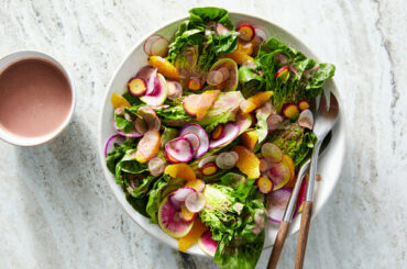 Kaale Seerabeh Salad (Salad With Pomegranate Dressing)