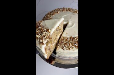 Hummingbird Cake: Tropical Flavors with Cream Cheese Frosting!