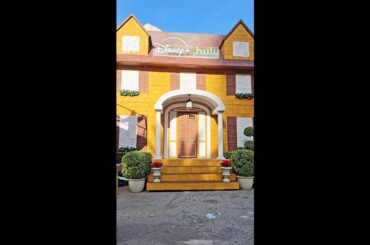 The Largest Gingerbread House In The World!