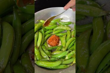 Keedo 🐛se Savdhan 😂#oyeitsneha #matarrecipe #shorts #ytshorts #viralshorts #cooking #snack #viral
