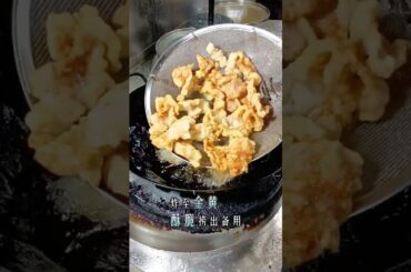 On the New Year s Eve dinner table there is such a dish as crispy pork slices. When you ta