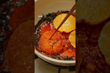 The aroma of roasted orange milk wafts over the jade table and the fresh scent fills the