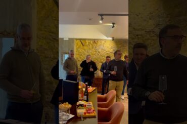 Carmim sobre de nível com novos vinhos preparados para o fine dining: chegaram os Raízes