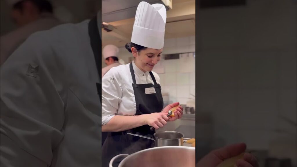 🍐 À table, le verger entre en scène. Pochée, rôtie, flambée, la poire se dévoile en douceur.
