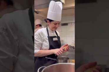 🍐 À table, le verger entre en scène. Pochée, rôtie, flambée, la poire se dévoile en douceur.