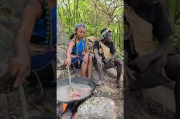 Once again Hadzabe cooking delicious meal 🤤🤤🍖#africa #animals #africanculture #hadzabetribe #cooking