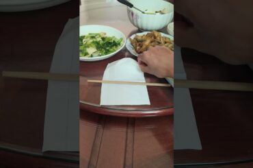 How to quickly make a phone holder on the dining table #tips #lifehacks  #lifetips #shorts