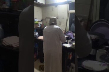 cooking karte hue Baba 🥰#food #howtomakewhitesaucepasta #cooking #recipe #foodpreparation