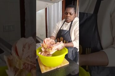 Cooking quick rice with two chicken.