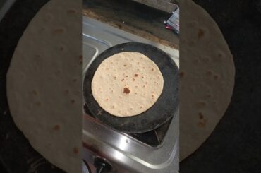 Roti Banane ka sehi tarika #roti #chapati #cooking #flatbread #indianrecipi #foodie #phulka #shorts